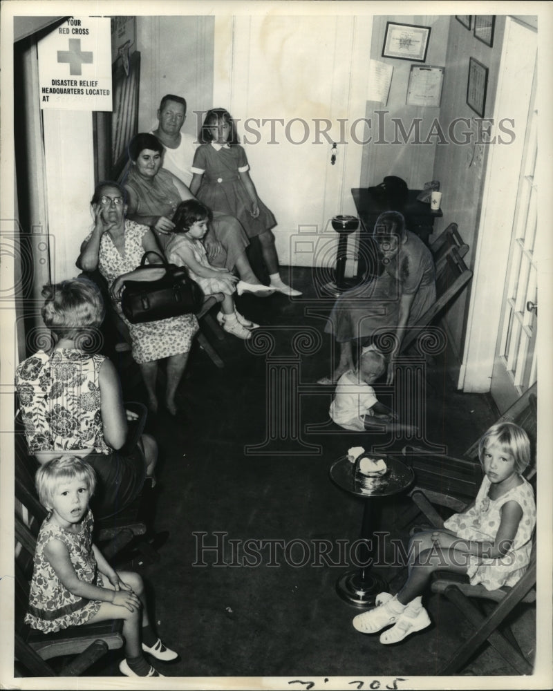 1965 Press Photo Hurricane Betsy - Busy Red Cross Lobby Assistance for Victims-Historic Images