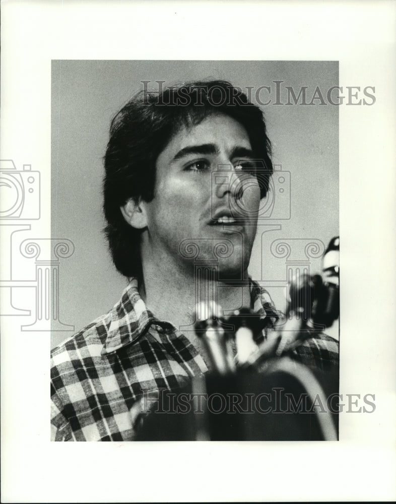 1982 Press Photo Sugar Bowl - Player at a news conference for the Sugar Bowl. - Historic Images