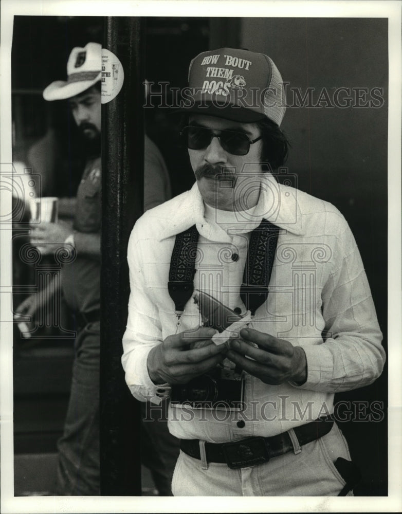 1981 Press Photo Sugar Bowl - Len Dorman on Bourbon Street eating hot dog. - Historic Images