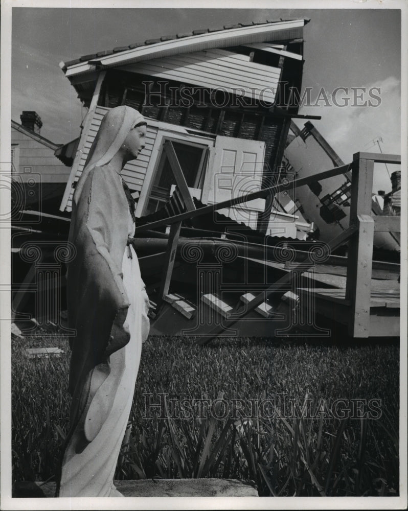 1965 Press Photo 3800 Laurel Street Ruined House-Madonna Statue Hurricane Betsy- Historic Images