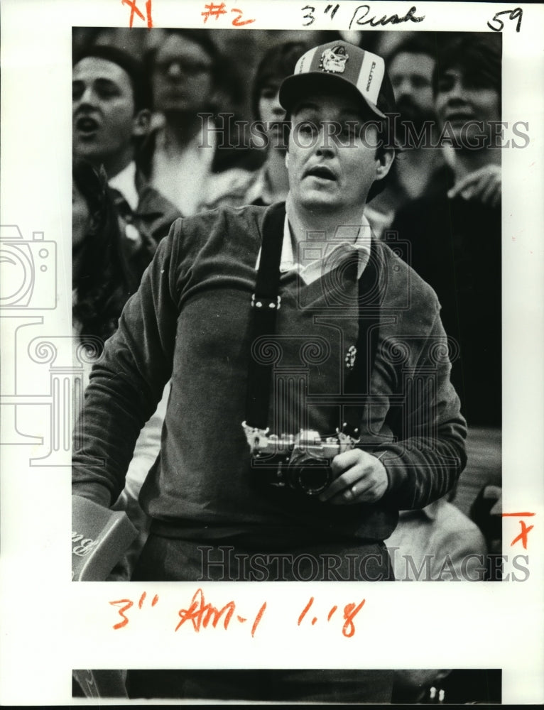 1981 Press Photo Georgia Bulldogs Fan with Camera at Sugar Bowl - noa01774 - Historic Images