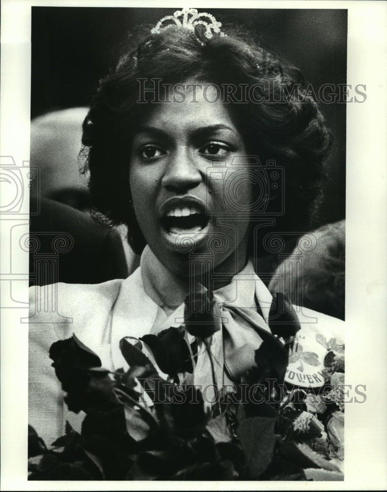 1981 Press Photo Sugar Bowl- Crowned girl singing at the Sugar Bowl. - noa01776 - Historic Images