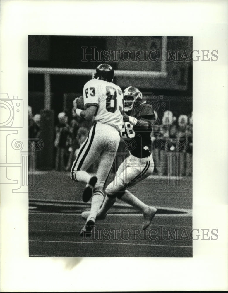 1980 Press Photo Sugar Bowl-Arkansas # 83 Robert Farrell about to get hit. - Historic Images