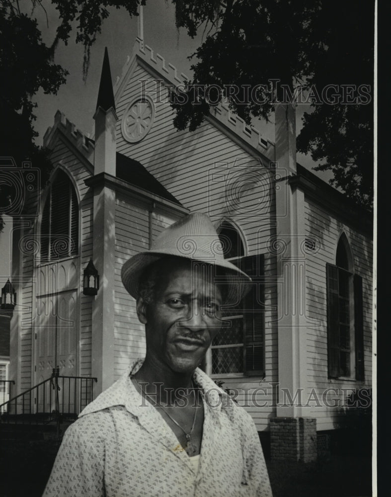 1979 Press Photo Hurricane Camille- Paul Williams in front of a rebuilt church - Historic Images