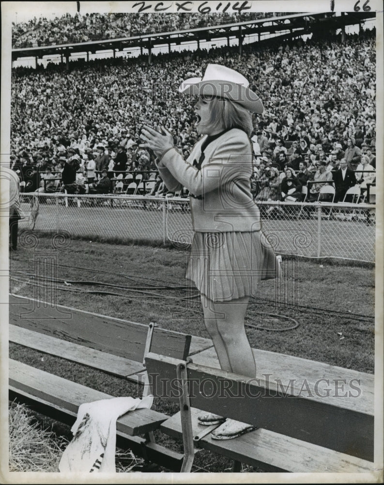 1968 Press Photo Rose Bowl - Cowgirl Stands on Benches Yells for Wyoming Cowboys - Historic Images
