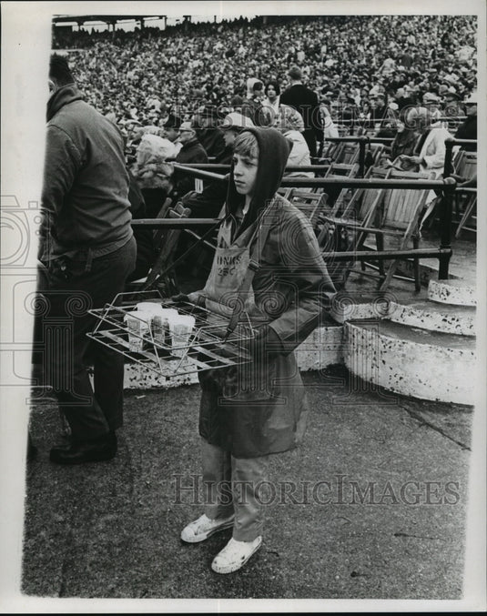 1968 Press Photo Sugar Bowl - Young Man Selling Refreshments at LSU-Wyoming Game - Historic Images
