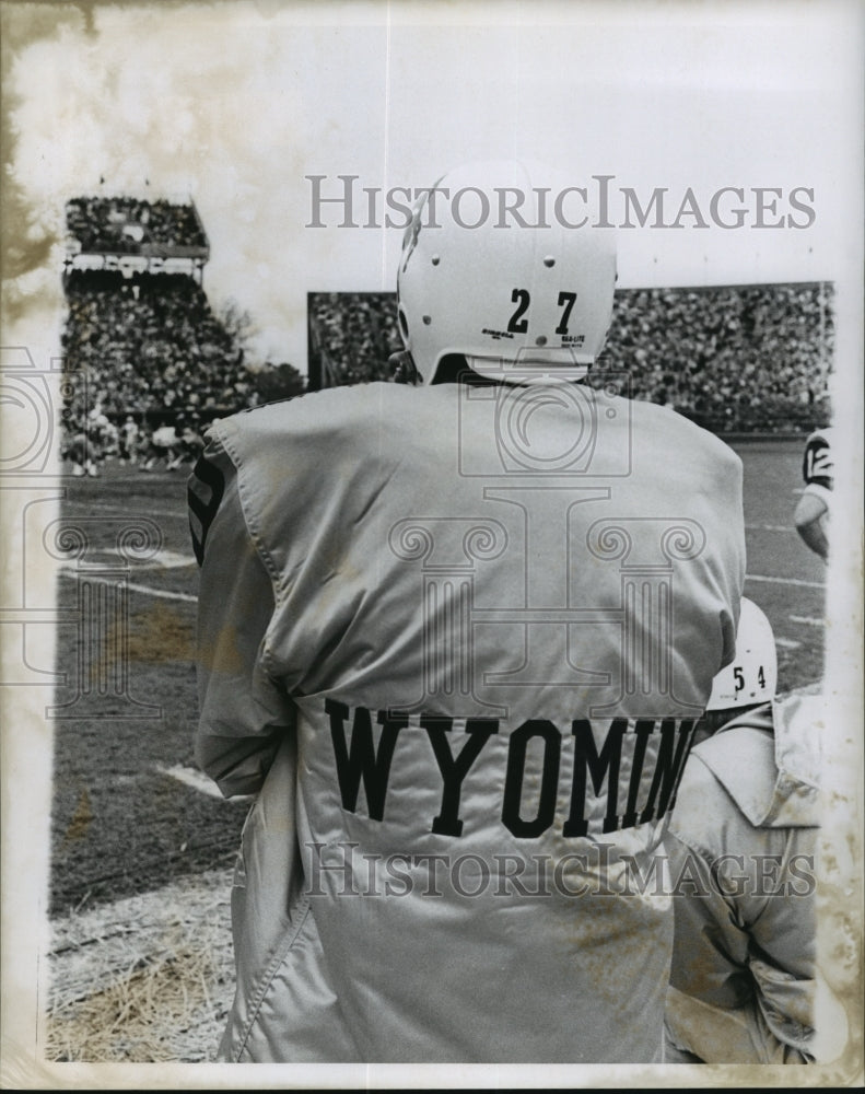 1968 Press Photo Sugar Bowl - Wyoming Player Wearing 27 Watching the Game - Historic Images
