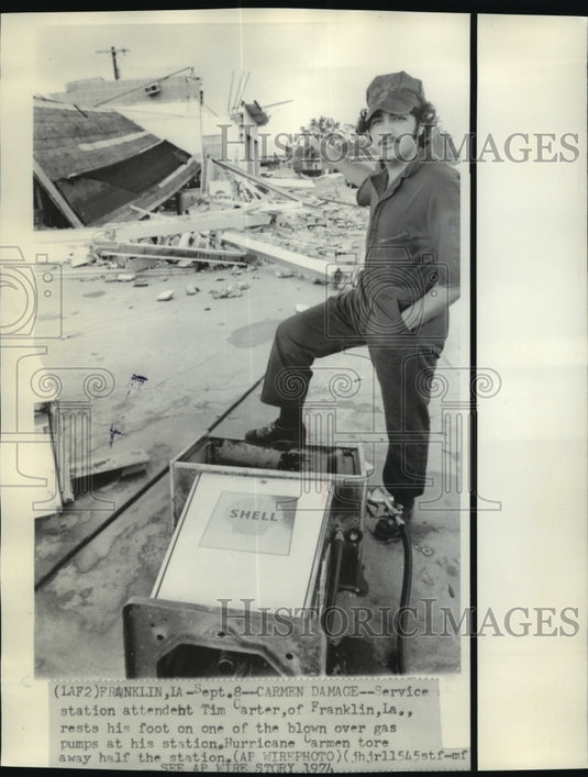 1974 Press Photo Hurricane Carmen- Tim Carter asses wreckage from the hurricane - Historic Images