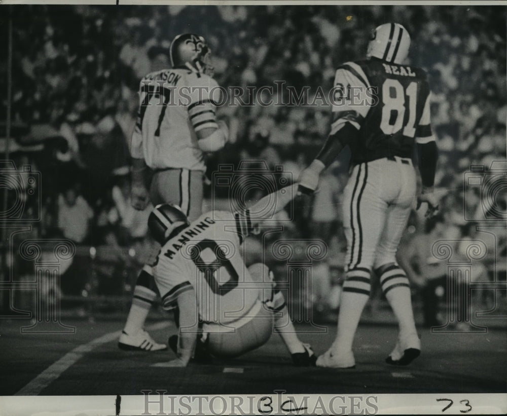 1973 Press Photo New Orleans Saints Archie Manning gets hand from Tichard Neal- Historic Images