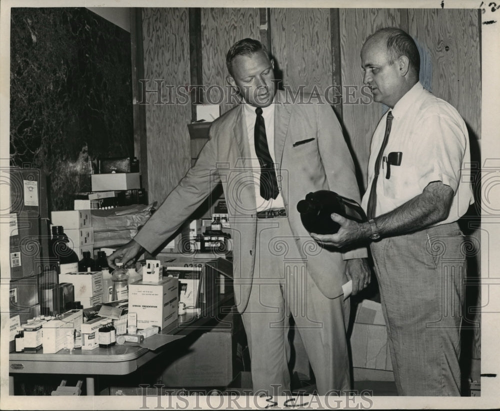 1965 Press Photo Hurricane Betsy- Reserve Drug Supply at City Hall for victims.-Historic Images