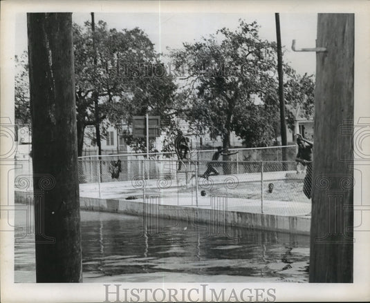 1965 Press Photo Hurricane Betsy - Kids still find time to play after Hurricane- Historic Images