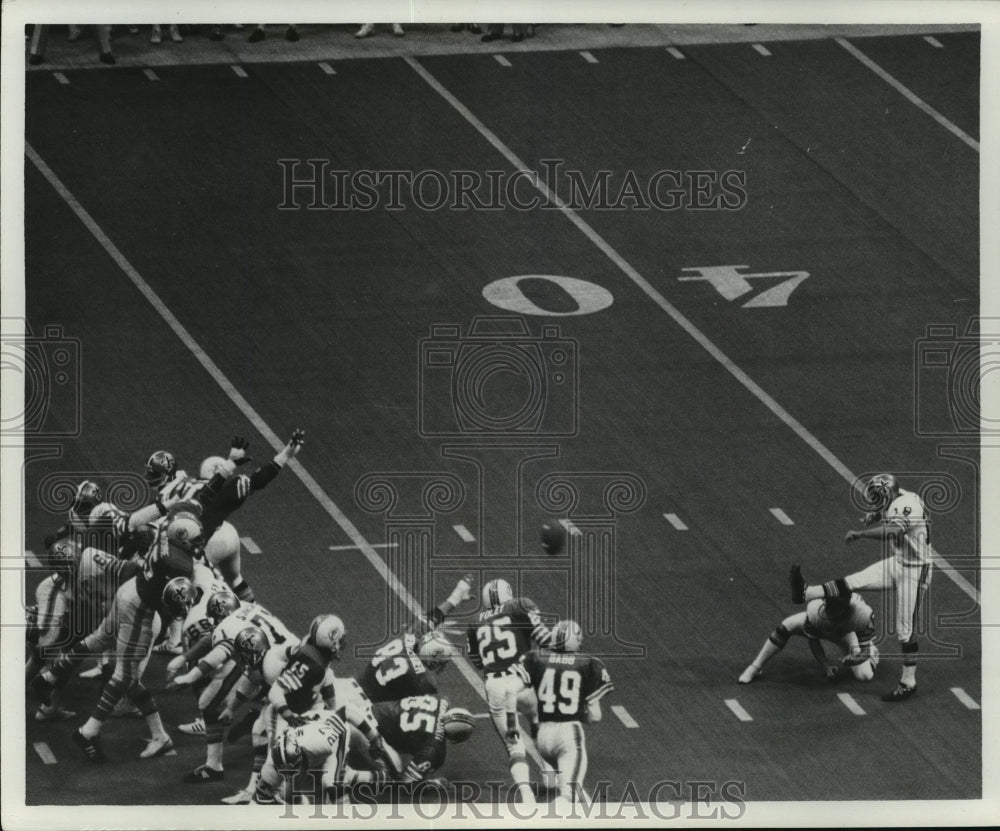 New Orleans Saints - Saints punt the ball during a game. - Historic Images