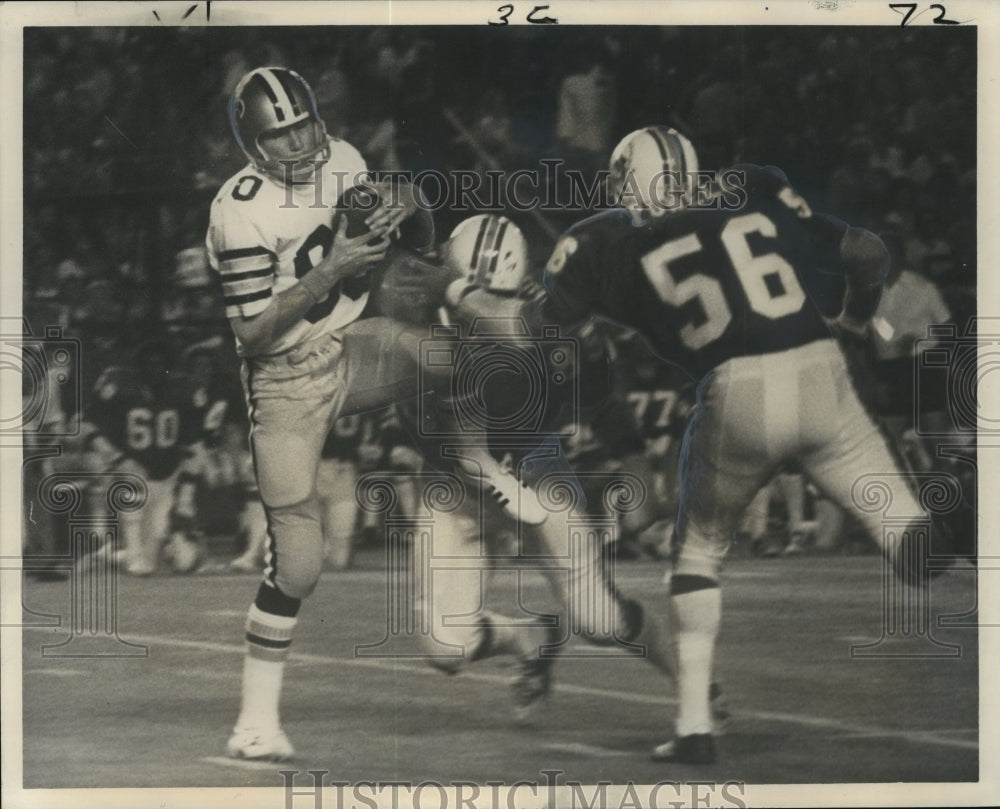 1973 New Orleans Saints - Wide receiver Doug Winslow grabs a pass