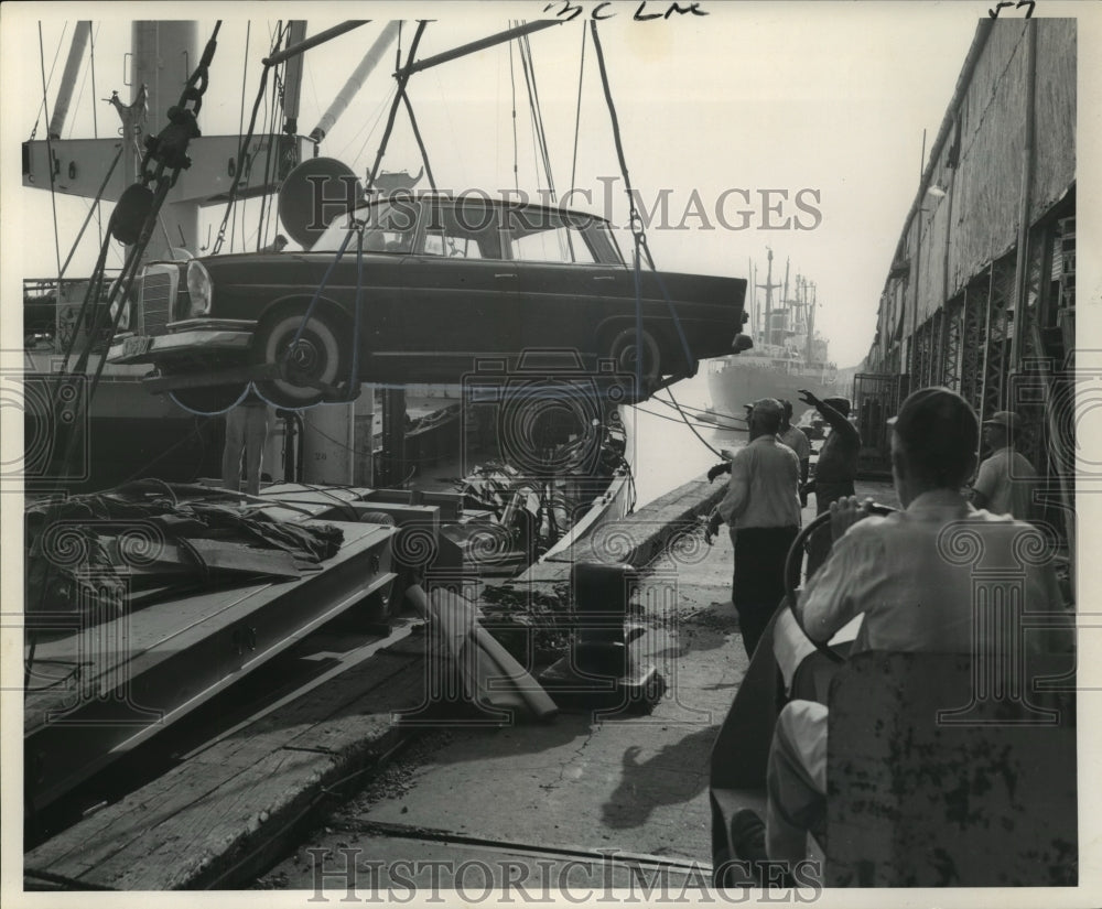 1965 Hurricane Betsy- Port weathers storm and work goes on. - Historic Images