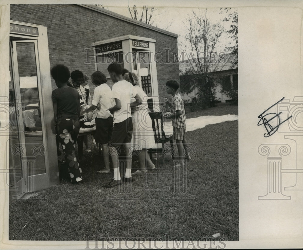 1969 Press Photo Hurricane Camille- Two telephones provide only link. - Historic Images