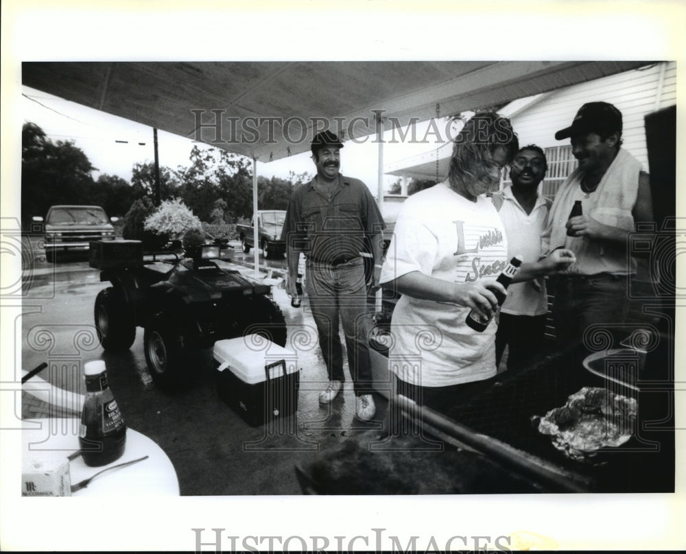 1992 Hurricane Andrew - Barbecuing in rain and winds of Hurricane. - Historic Images