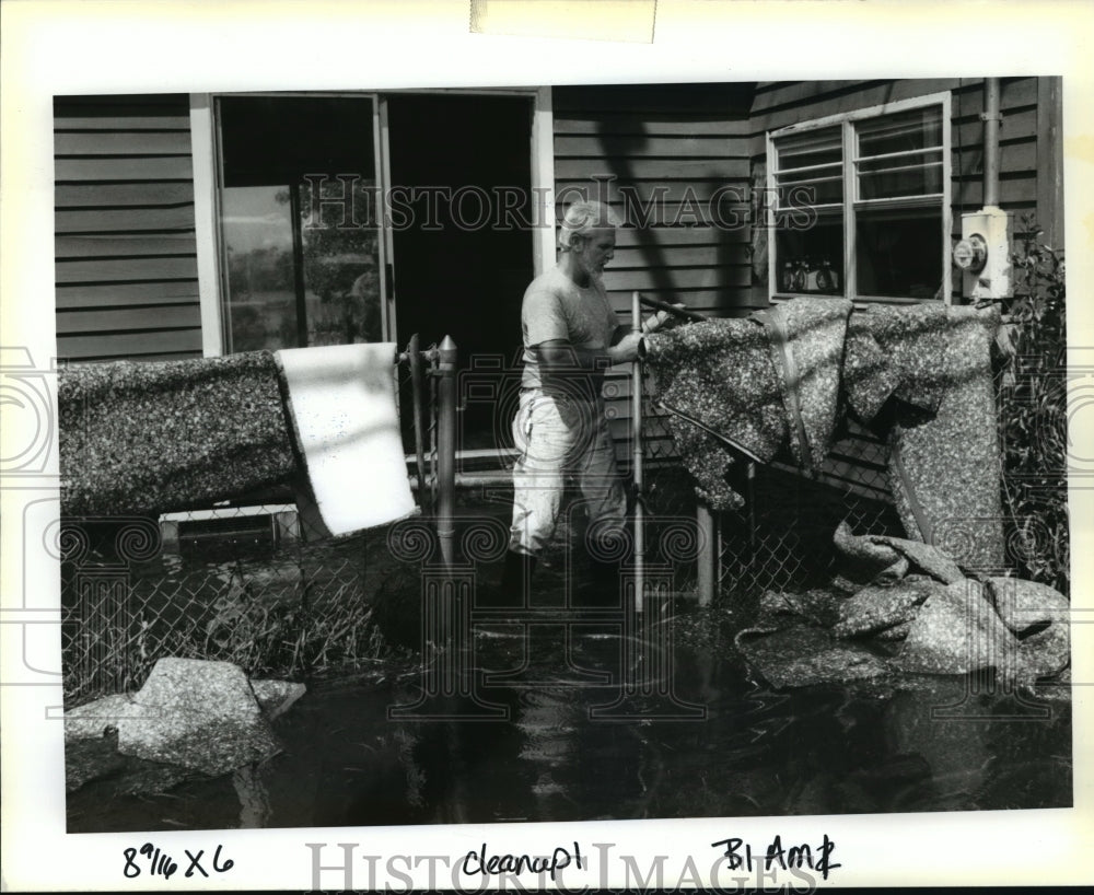1992 Hurricane Andrew- Kenny Cheramie from Meraux helps out. - Historic Images