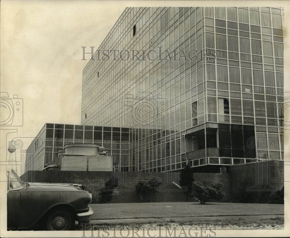 1965 Building During Hurricane Betsy in New Orleans - Historic Images