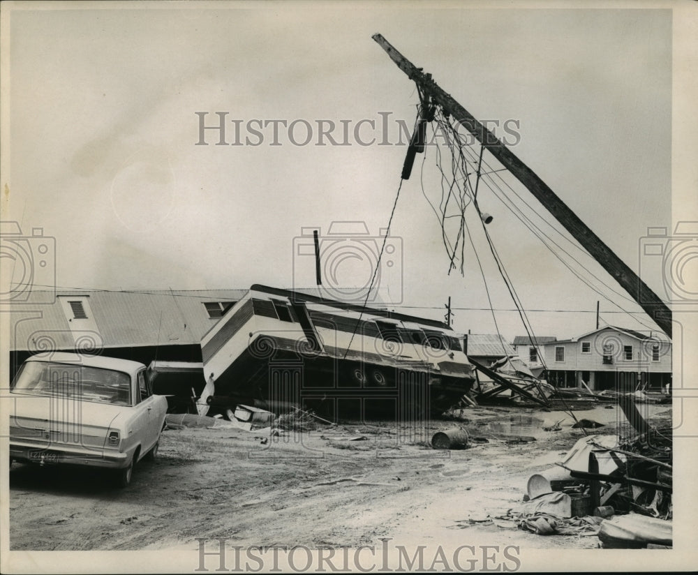 1965 Press Photo Hurricane Betsy- House trailers tossed by Betsy at Grand Isle. - Historic Images