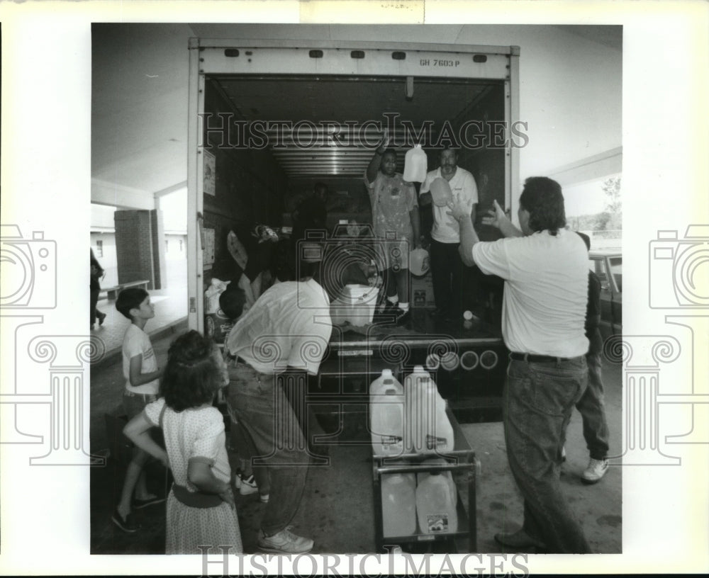 1992 Hurricane Andrew - Volunteers unload water and food from U-Haul - Historic Images