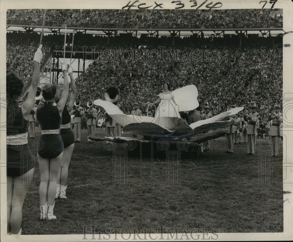 1960 Sugar Bowl - Miss America Mary Ann Mobley rides Magnolia float. - Historic Images