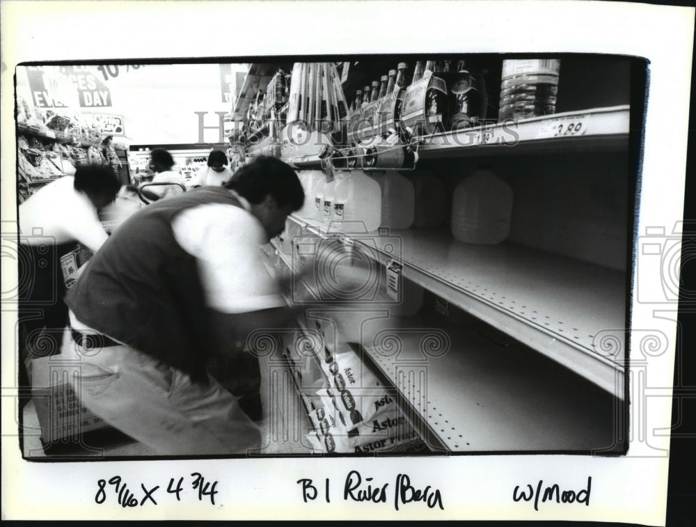 1992 Hurricane Andrew - Alan Gendron of Winn Dixie, restocks water. - Historic Images