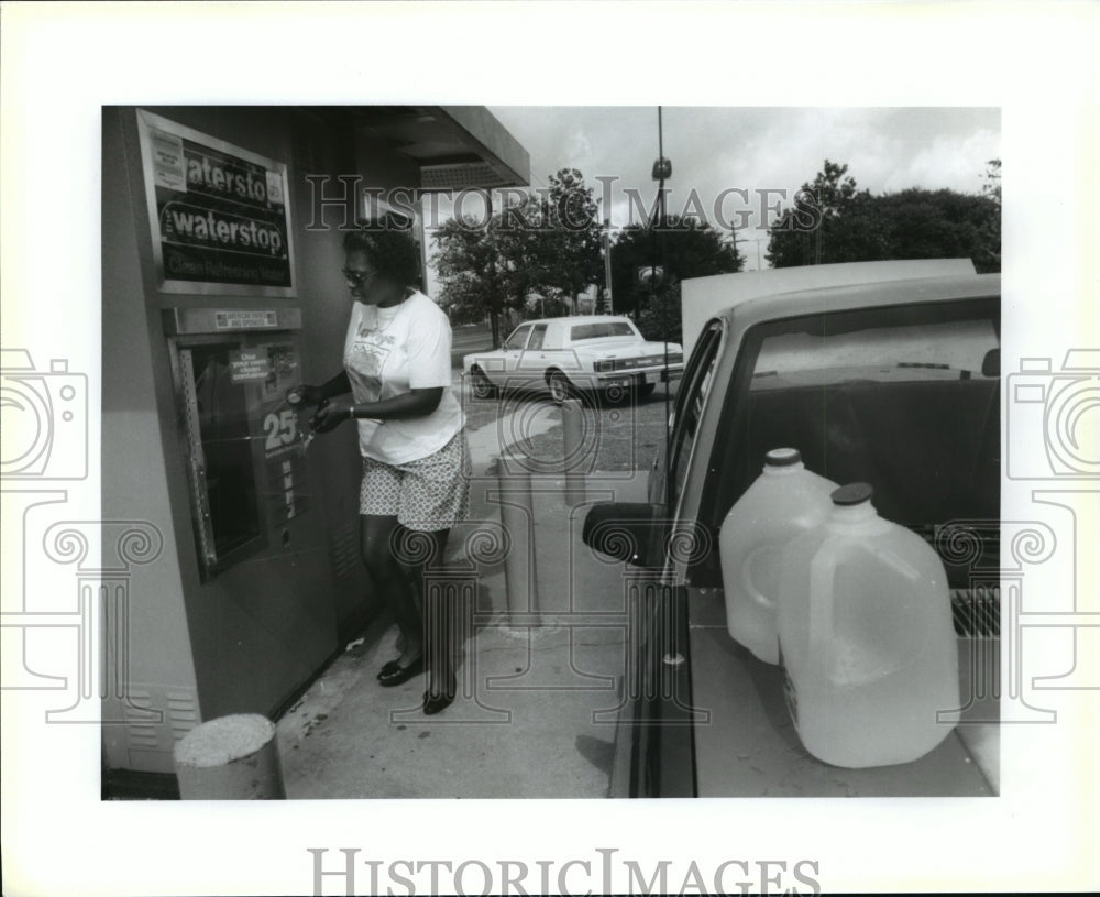 1992 Hurricane Andrew - Sheila Dent of Algiers at Waterstop station. - Historic Images