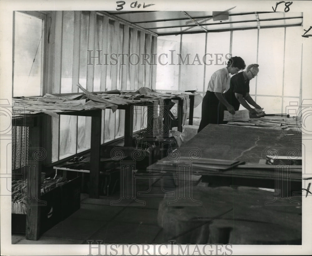 1965 Press Photo Hurricane Betsy - Mrs. Mickelborough &amp; Edna La-France Dry Paper - Historic Images