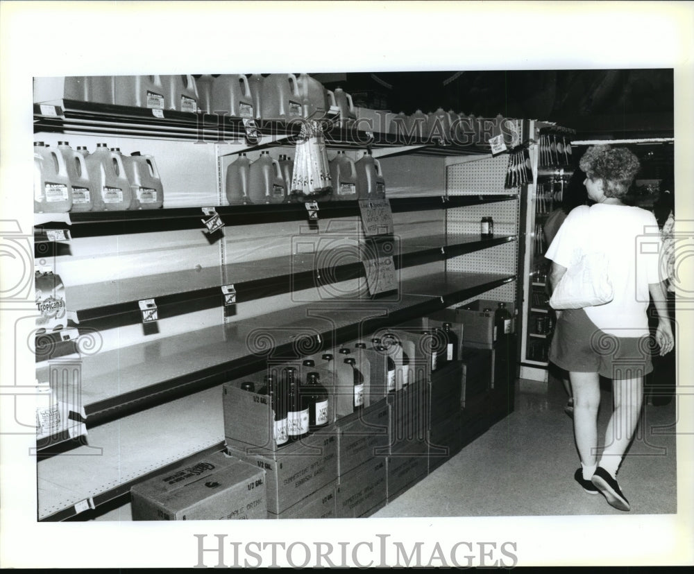 1992 Hurricane Andrew - Juices on the shelves in place of water. - Historic Images