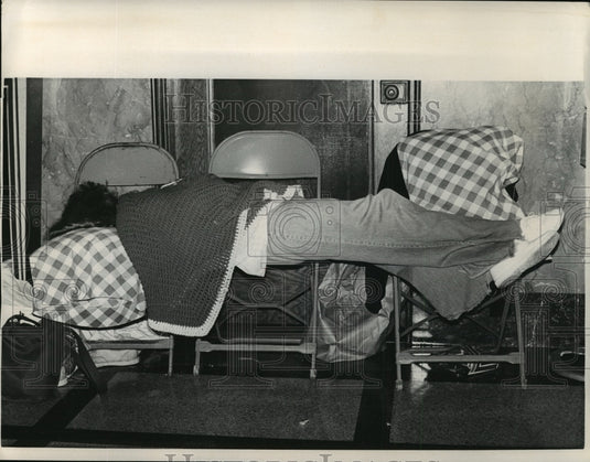 1974 Press Photo Hurricane Carmen- Refugee sleeping in Houma Court House. - Historic Images