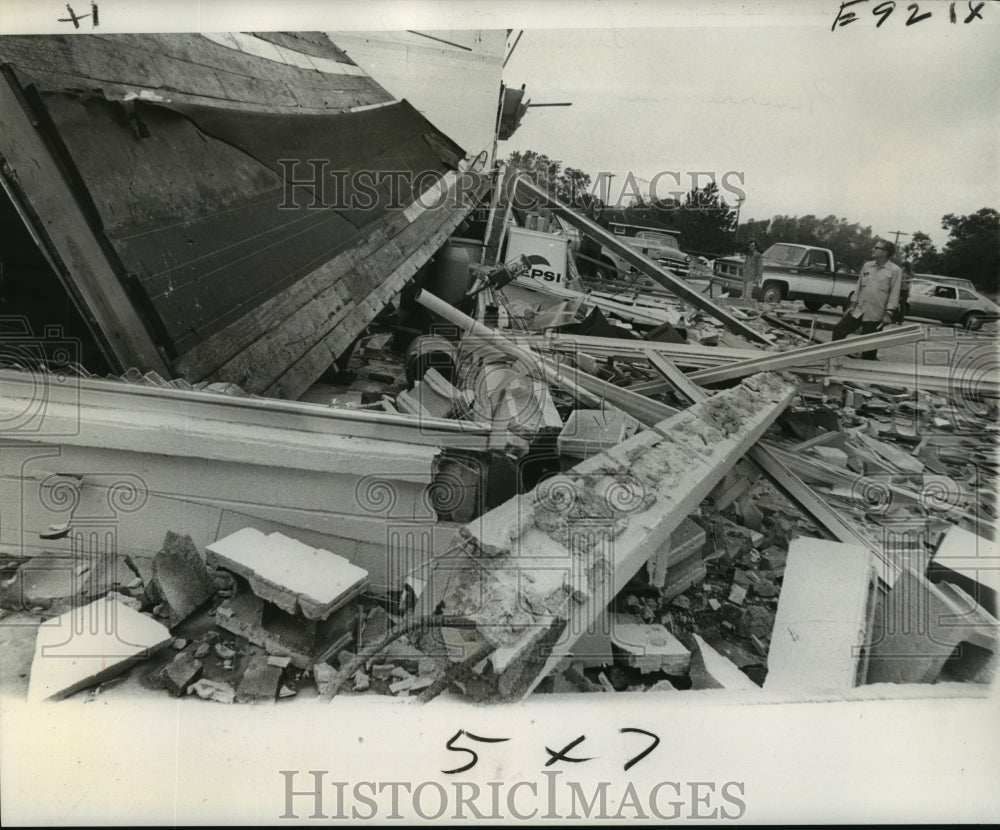 1974 Press Photo Hurricane Carmen -Franklin Service station - noa02544 - Historic Images