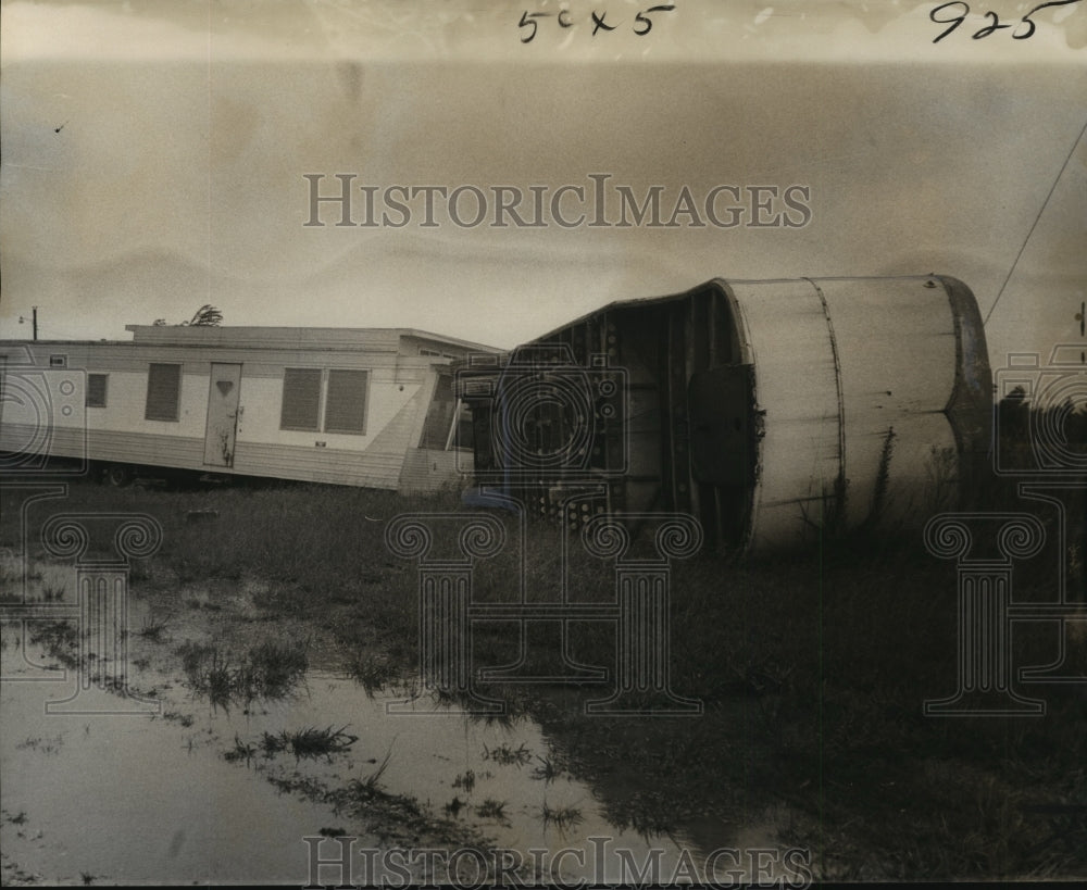 1974 Press Photo Hurricane Carmen Floodwaters & damaged trailer in Lafayette La. - Historic Images