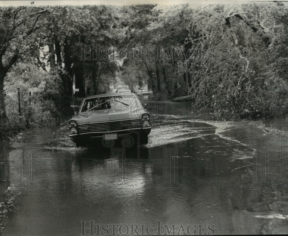 1974 Press Photo Hurricane Carmen - Cars drive through flooded streets. - Historic Images