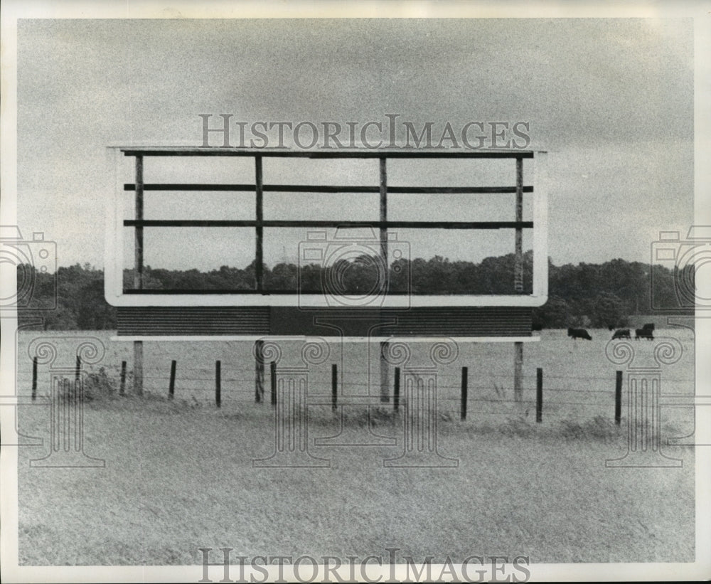 1974 Press Photo Wind &amp; Rain of Hurricane Carmen Tore Boards From Sign - Historic Images