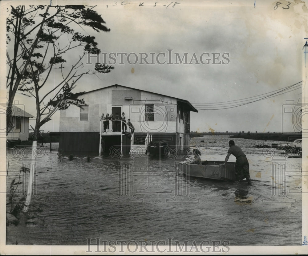 1964 Press Photo Couple Abandons Camp in Flooded Chef Section - noa02588 - Historic Images