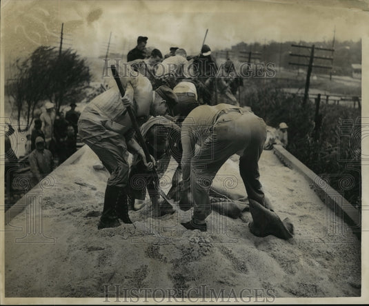 1964 Press Photo Hurricane Hilda - Men shoveling sand off a train. - Historic Images