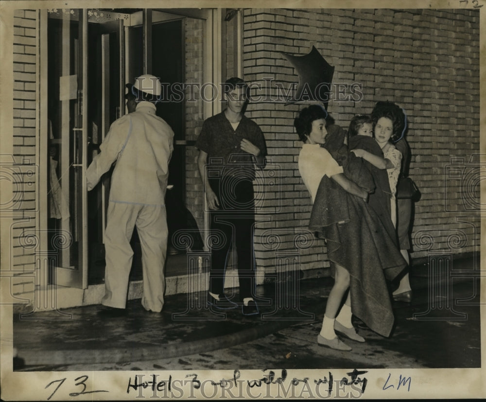 1964 Press Photo Hotel New Orleans guests flee with children during hotel fire.-Historic Images