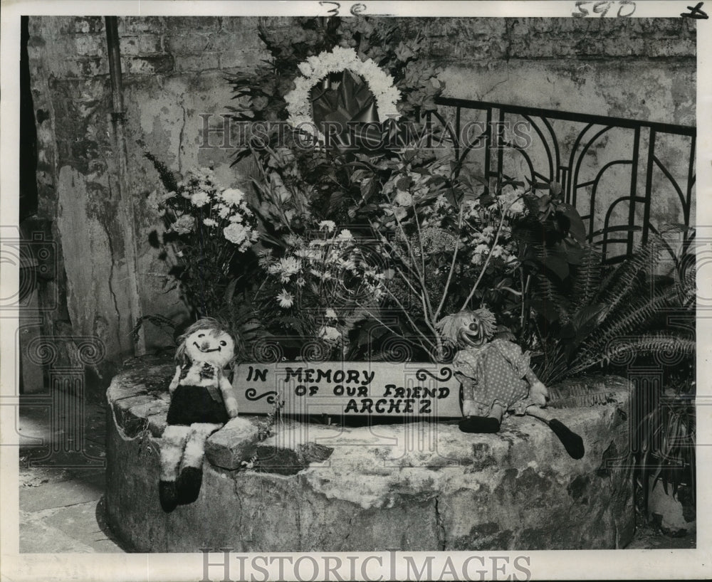 1971 Press Photo Jackson Square - Floral tribute to Archez Schwartz in park. - Historic Images