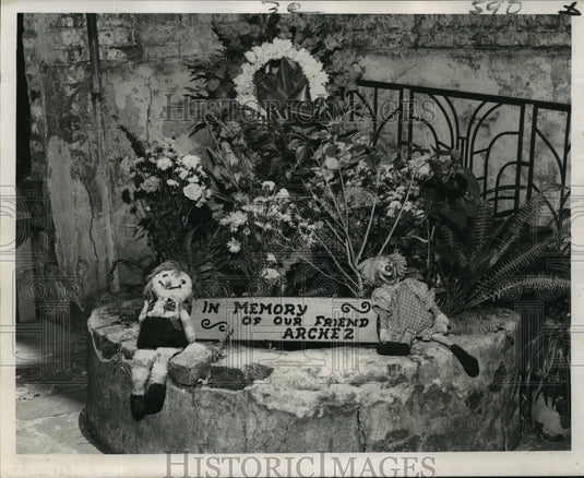 1971 Press Photo Jackson Square - Floral tribute to Archez Schwartz in park. - Historic Images