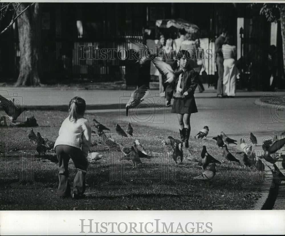 1974 Press Photo Jackson Square - Children and pigeons in the park. - noa02637 - Historic Images