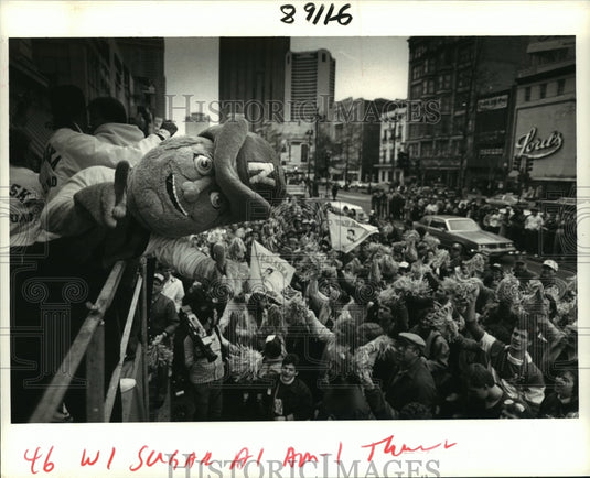 1986 Press Photo Herbie Husker Fires up Crowd in Sugar Bowl Pep Rally - Historic Images