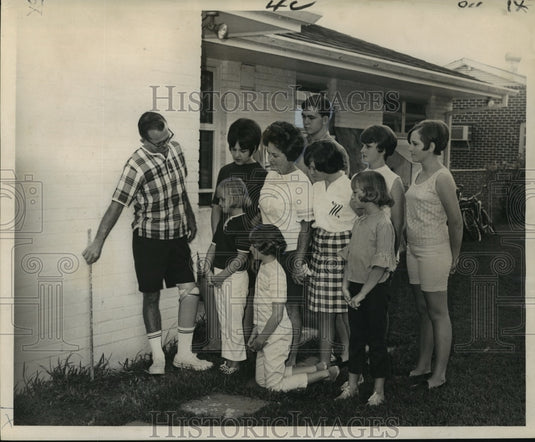 1966 Press Photo Hurricane Betsy- Gil Brechtel show's children flood mark. - Historic Images