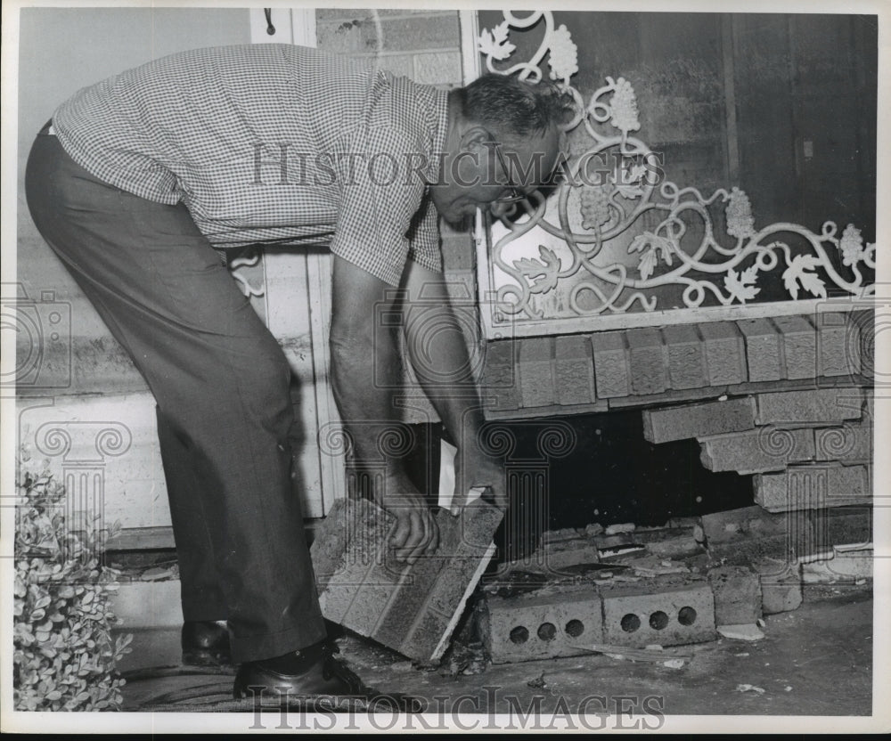 1965 Press Photo Hurricane Betsy- Clean up continues in Carolyn Park.-Historic Images