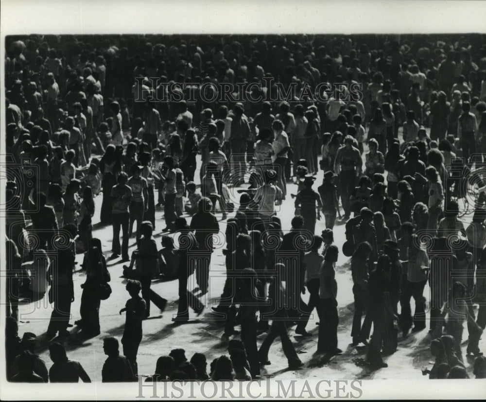 1975 New Orleans Saints- Crowds going in all directions. - Historic Images