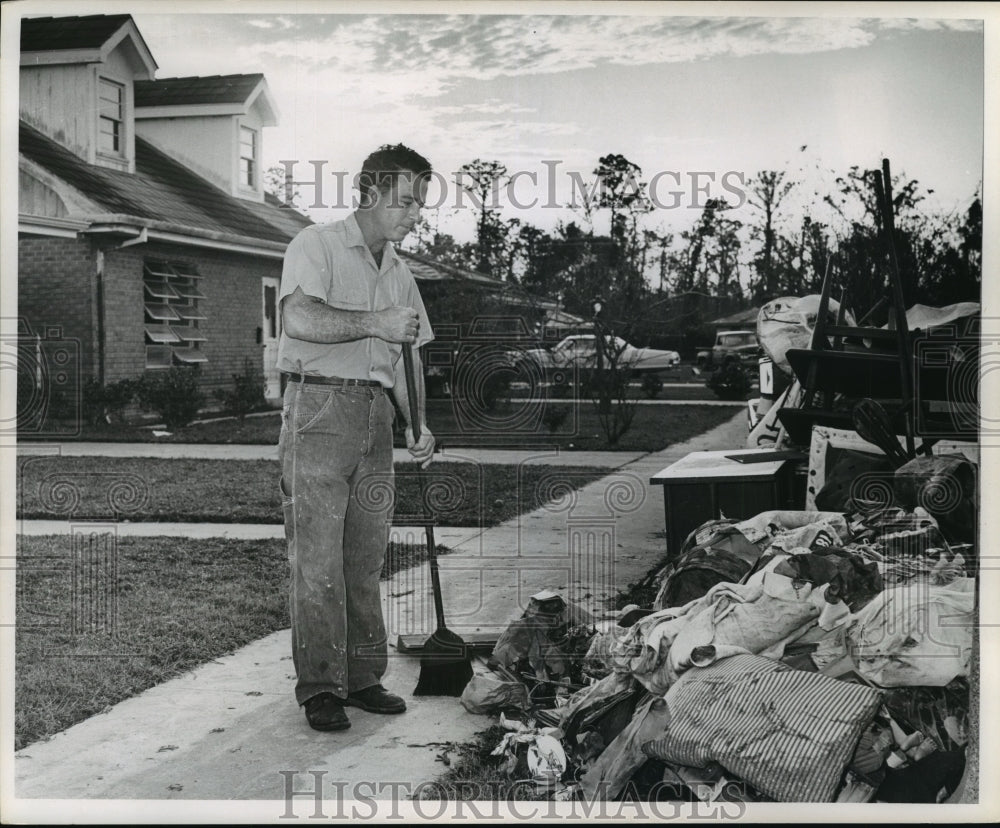 1965 Press Photo Hurricane Betsy - Cleanup on Cougar St. in Carolyn Park. - Historic Images