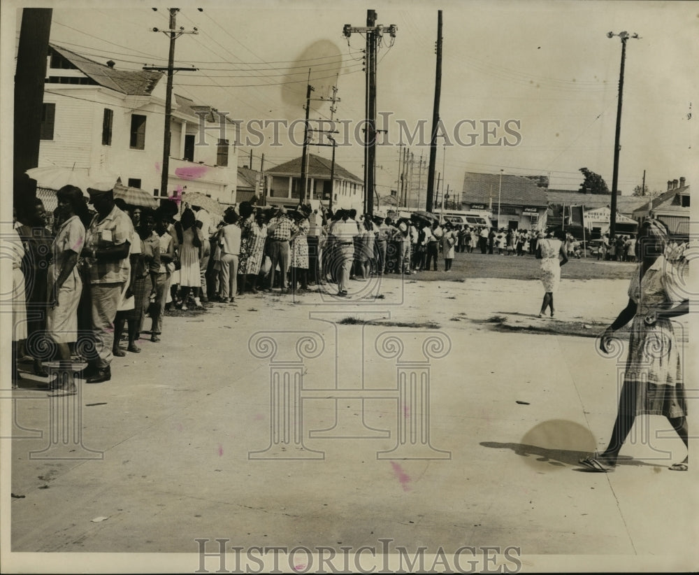 1965 Press Photo New Orleans Refugees Wait in Line After Hurricane Betsy-Historic Images