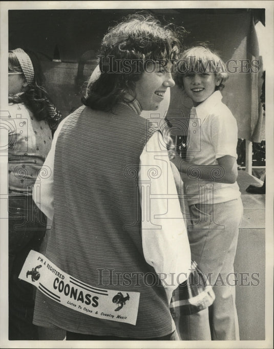 1974 Press Photo New Orleans Jazz Festival - Woman with a Coonass sticker on. - Historic Images