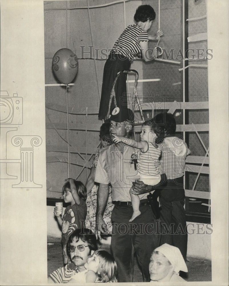 1977 Press Photo Hurricane Babe- Refugees in a shelter. - noa02940 - Historic Images