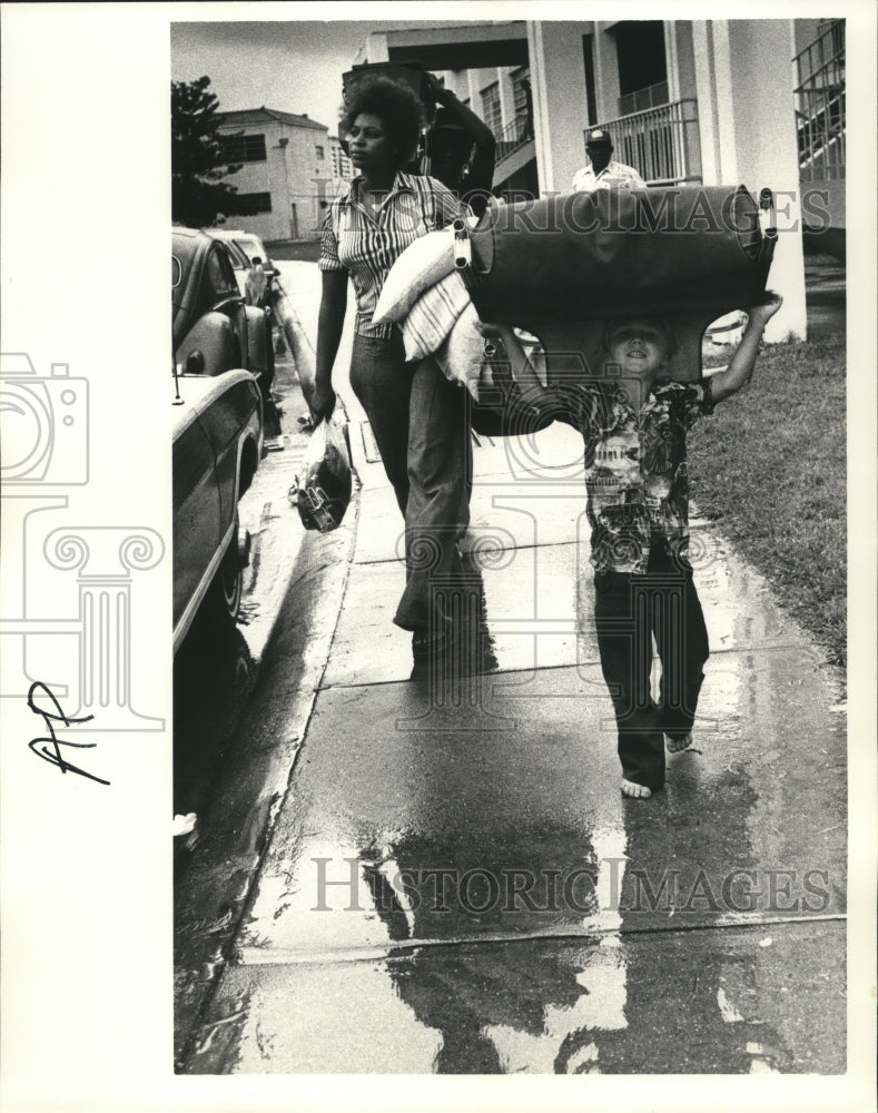 1977 Press Photo Hurricane Babe- Refugees evacuating homes. - noa02941 - Historic Images