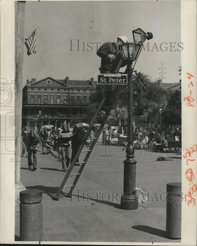 1978 Press Photo Jackson Square-While the leisure set enjoys life, work goes on. - Historic Images